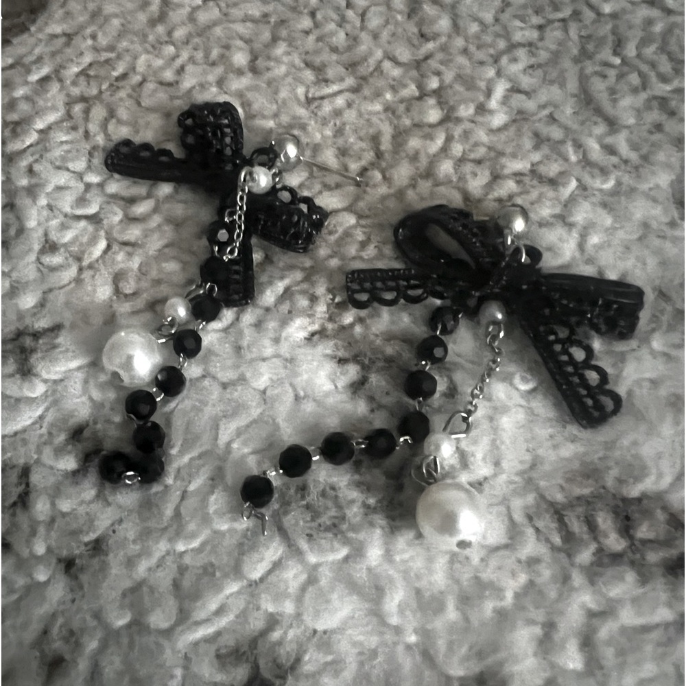 Bow and pearl dangling earrings